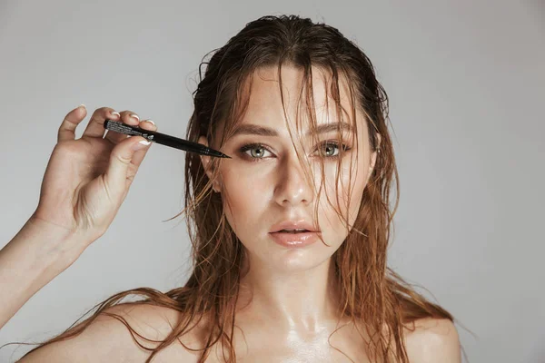 Retrato Moda Una Joven Topless Con Maquillaje Cabello Húmedo Sosteniendo —  Fotos de Stock