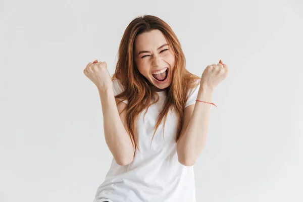 Mulher Alegre Shirt Gritando Alegra Enquanto Olha Para Câmera Sobre — Fotografia de Stock