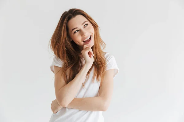 Mujer Feliz Pensativa Camiseta Sosteniendo Barbilla Mirando Hacia Otro Lado — Foto de Stock