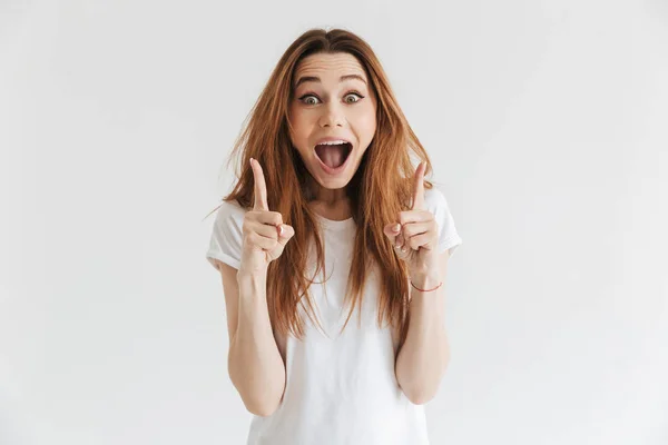 Mujer Feliz Conmocionada Camiseta Teniendo Idea Mirando Cámara Con Boca —  Fotos de Stock