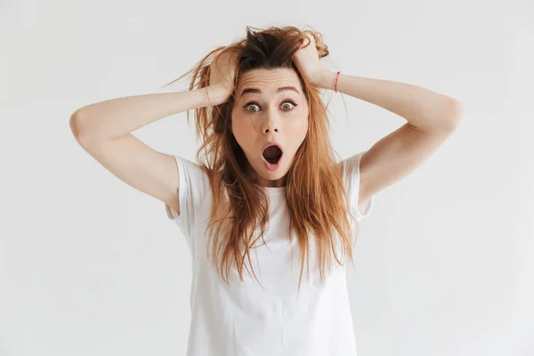 Mujer Impactada Camiseta Sosteniendo Cabello Mirando Cámara Sobre Fondo Gris — Foto de Stock