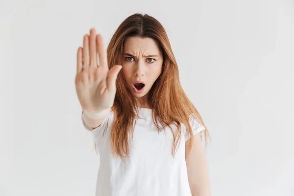 Mujer Disgustada Camiseta Mostrando Gesto Stop Mirando Cámara Con Boca —  Fotos de Stock