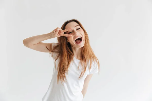 Mujer Alegre Camiseta Mostrando Gesto Paz Mirando Cámara Con Boca —  Fotos de Stock