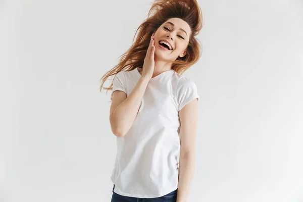 Mulher Rindo Shirt Divertindo Olhando Para Câmera Sobre Fundo Cinza — Fotografia de Stock