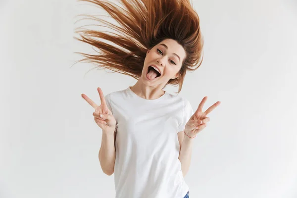 Feliz Mujer Gritando Camiseta Mostrando Gestos Paz Mirando Cámara Sobre — Foto de Stock