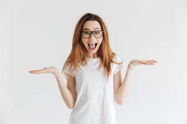 Εξέπληξε Ευτυχισμένη Γυναίκα Μπλουζάκι Και Γυαλιά Σηκώνει Τους Ώμους Τους — Φωτογραφία Αρχείου