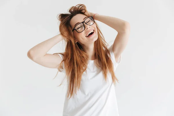 Femme Gaie Shirt Lunettes Tenant Ses Cheveux Les Yeux Fermés — Photo