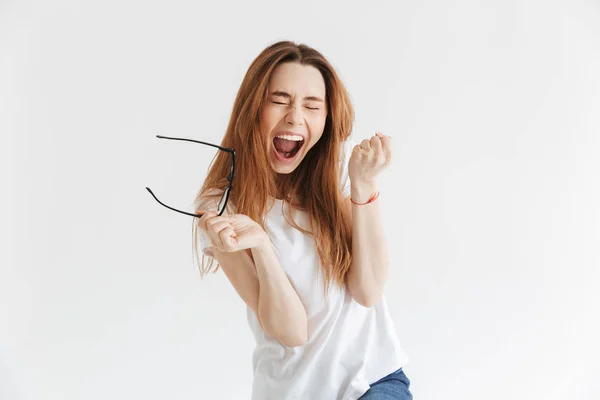 Ευτυχισμένη Γυναίκα Ουρλιάζοντας Shirt Εκμετάλλευση Γυαλιά Ενώ Χαίρεται Κλειστά Μάτια — Φωτογραφία Αρχείου