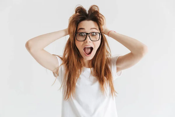 Mujer Feliz Sorprendida Camiseta Anteojos Sosteniendo Pelo Mirando Cámara Sobre — Foto de Stock