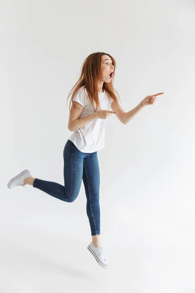 Ganzkörperbild Einer Schockierten Frau Shirt Die Springt Während Sie Auf — Stockfoto