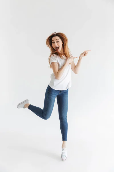 Volledige Lengte Beeld Van Gelukkige Vrouw Shocked Shirt Springen Terwijl — Stockfoto