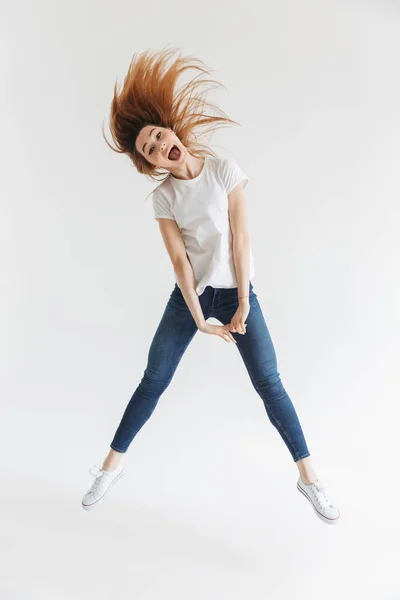 Imagen Completa Mujer Gritando Alegre Camiseta Divirtiéndose Mientras Salta Mira —  Fotos de Stock