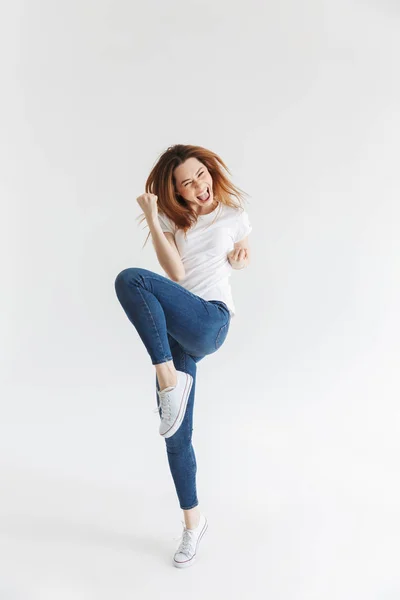 Imagen Completa Mujer Gritando Alegre Camiseta Regocija Mirando Cámara Sobre — Foto de Stock