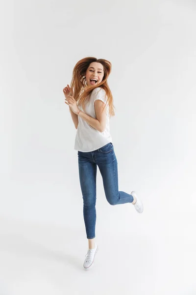 Image Pleine Longueur Happy Woman Shirt Courant Regardant Caméra Sur — Photo
