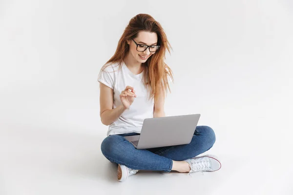 Mulher Feliz Shirt Óculos Sentados Chão Usando Computador Portátil Sobre — Fotografia de Stock