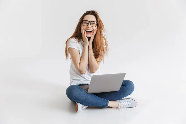 Mujer Feliz Sorprendida Camiseta Anteojos Sentados Suelo Con Computadora Portátil —  Fotos de Stock
