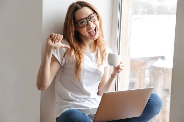 Unzufriedene Frau Shirt Und Brille Die Auf Der Fensterbank Mit — Stockfoto