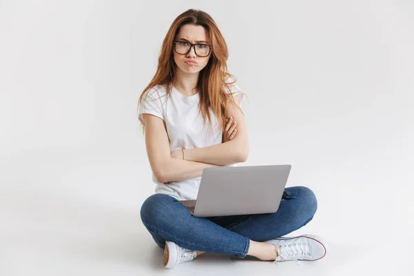 Donna Offesa Shirt Occhiali Seduta Sul Pavimento Con Computer Portatile — Foto Stock