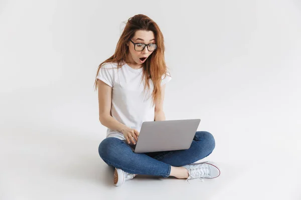 Šokovaná Žena Tričku Brýle Sedí Podlaze Používat Přenosný Počítač Přes — Stock fotografie