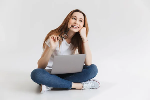 Sorrindo Mulher Pensativa Shirt Sentado Chão Com Computador Portátil Enquanto — Fotografia de Stock