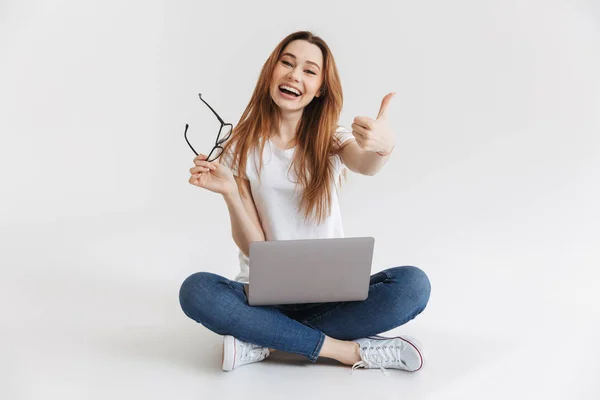 Mulher Alegre Shirt Sentado Chão Com Computador Portátil Mostrando Polegar — Fotografia de Stock