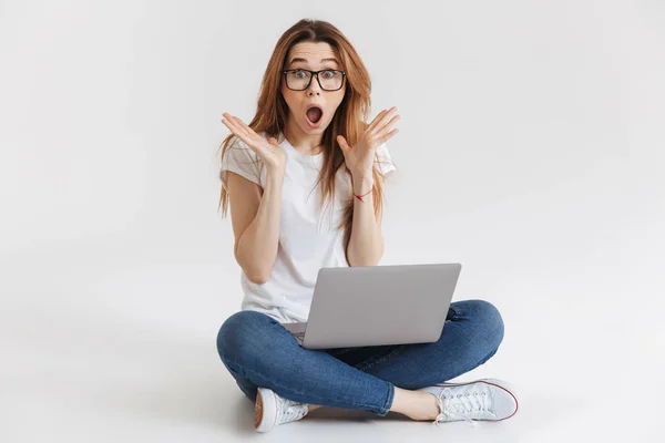 Geschokt Vrouw Shirt Brillen Zittend Vloer Met Laptop Camera Kijken — Stockfoto