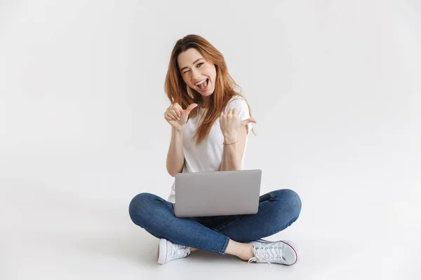 Mulher Feliz Shirt Sentada Chão Com Computador Portátil Enquanto Aponta — Fotografia de Stock