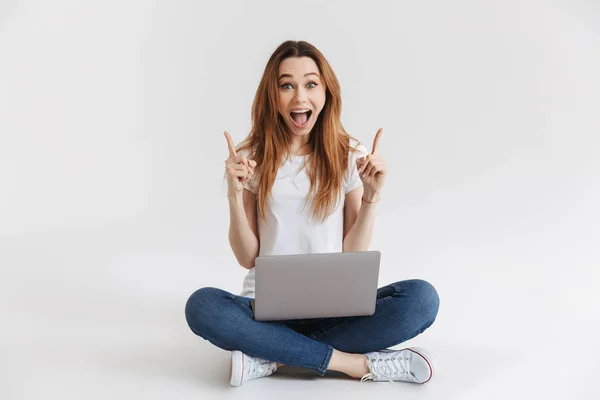 Feliz Mujer Gritando Camiseta Sentada Suelo Con Computadora Portátil Mientras — Foto de Stock