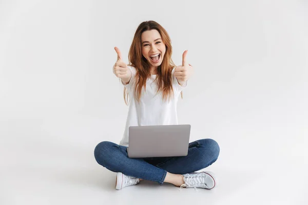 Mujer Alegre Camiseta Sentada Suelo Con Ordenador Portátil Mientras Muestra — Foto de Stock