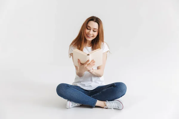 Retrato Una Joven Sonriente Leyendo Libro Mientras Está Sentada Con —  Fotos de Stock