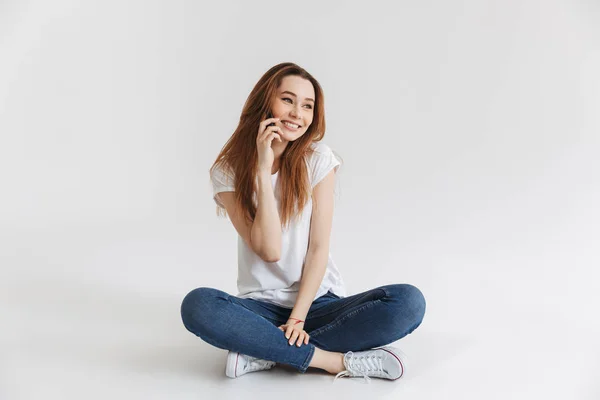 Retrato Uma Menina Feliz Falando Telefone Celular Enquanto Sentado Com — Fotografia de Stock