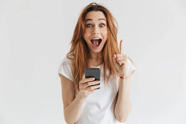 Surprised Screaming Woman Casual Clothes Having Idea While Holding Smartphone — Stock Photo, Image