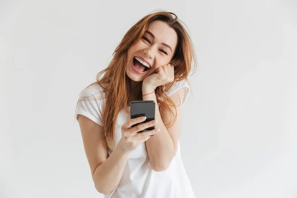 Fröhliche Frau Legerer Kleidung Smartphone Der Hand Und Blick Die — Stockfoto