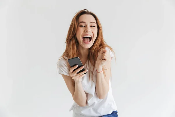 Portrét Smějící Dívka Drží Mobil Izolované Bílém Pozadí — Stock fotografie
