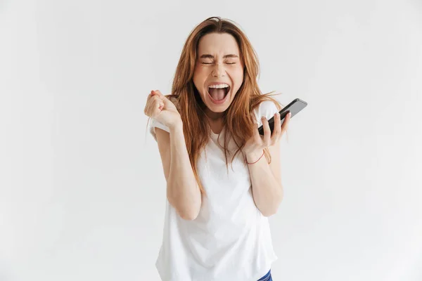 Retrato Uma Jovem Alegre Segurando Telefone Celular Isolado Sobre Fundo — Fotografia de Stock