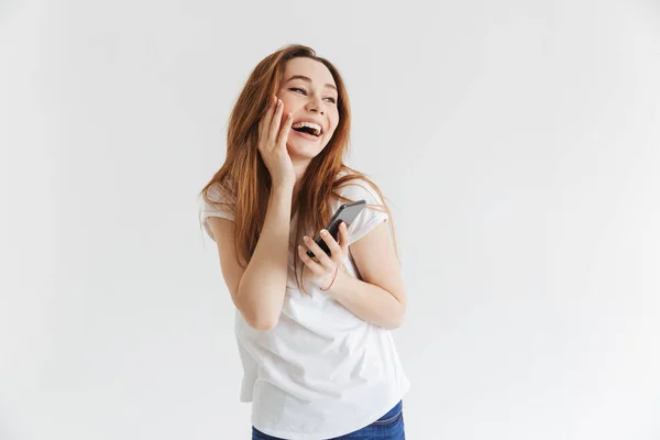 Portrét Radostné Mladá Dívka Drží Mobil Izolované Bílém Pozadí — Stock fotografie