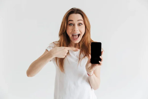 Mulher Feliz Surpresa Roupas Casuais Mostrando Tela Smartphone Branco Apontando — Fotografia de Stock
