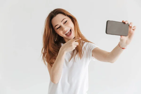 Wesoły Kobieta Ubranie Podejmowania Selfie Smartphone Wskazując Aparat Szarym Tle — Zdjęcie stockowe