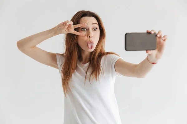 Śmieszne Kobieta Ubranie Selfie Smartphone Pokazując Jej Gest Język Pokoju — Zdjęcie stockowe