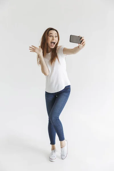 Bild Einer Fröhlichen Frau Lässiger Kleidung Die Auf Dem Smartphone — Stockfoto