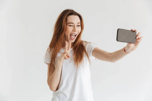 Fröhliche Frau Legerer Kleidung Macht Selfie Auf Smartphone Und Zeigt — Stockfoto