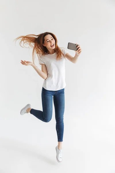 Imagen Completa Mujer Juguetona Ropa Casual Haciendo Selfie Teléfono Inteligente —  Fotos de Stock