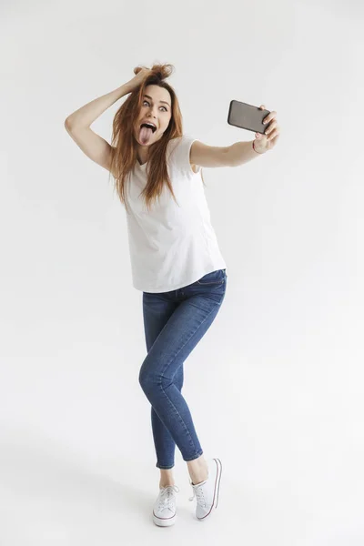 Πλήρες Μήκος Εικόνα Αστεία Γυναίκα Casual Ρούχα Κάνοντας Selfie Smartphone — Φωτογραφία Αρχείου
