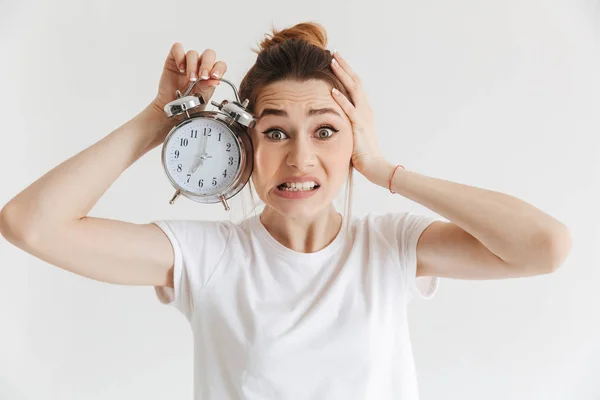 Orolig Kvinna Casual Kläder Håller Väckarklocka Och Tittar Mot Kameran — Stockfoto