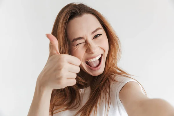 Χαρούμενη Γυναίκα Casual Ρούχα Κάνοντας Selfie Ενώ Δείχνει Τον Αντίχειρα — Φωτογραφία Αρχείου