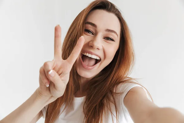 Χαρούμενη Γυναίκα Casual Ρούχα Κάνοντας Selfie Ενώ Δείχνει Χειρονομία Ειρήνης — Φωτογραφία Αρχείου