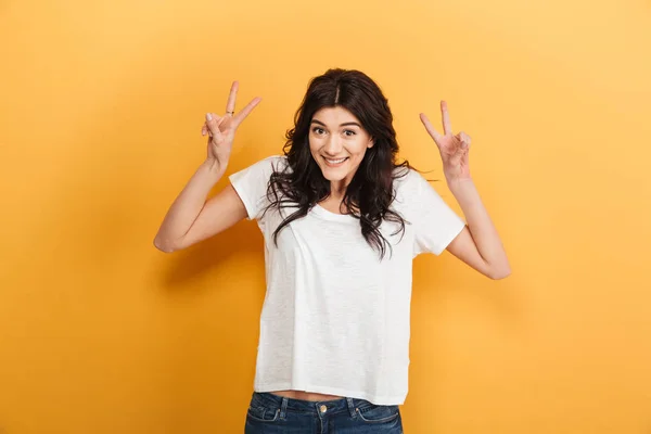 Foto Alegre Jovem Bonita Mulher Isolado Sobre Fundo Amarelo Olhando — Fotografia de Stock