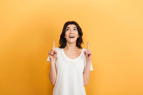 Foto Jovem Mulher Emocional Isolado Sobre Fundo Amarelo Olhando Para — Fotografia de Stock