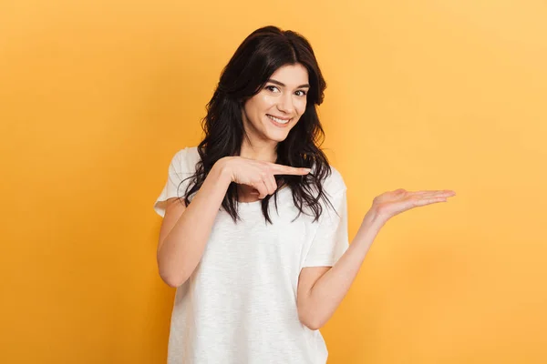 Foto Van Jonge Leuke Vrouw Boven Gele Achtergrond Zoek Camera — Stockfoto