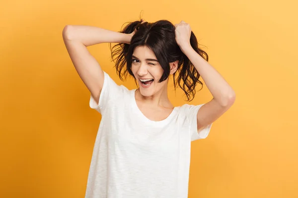 Mutlu Komik Genç Güzel Kadın Kamera Seyir Sarı Arka Plan — Stok fotoğraf